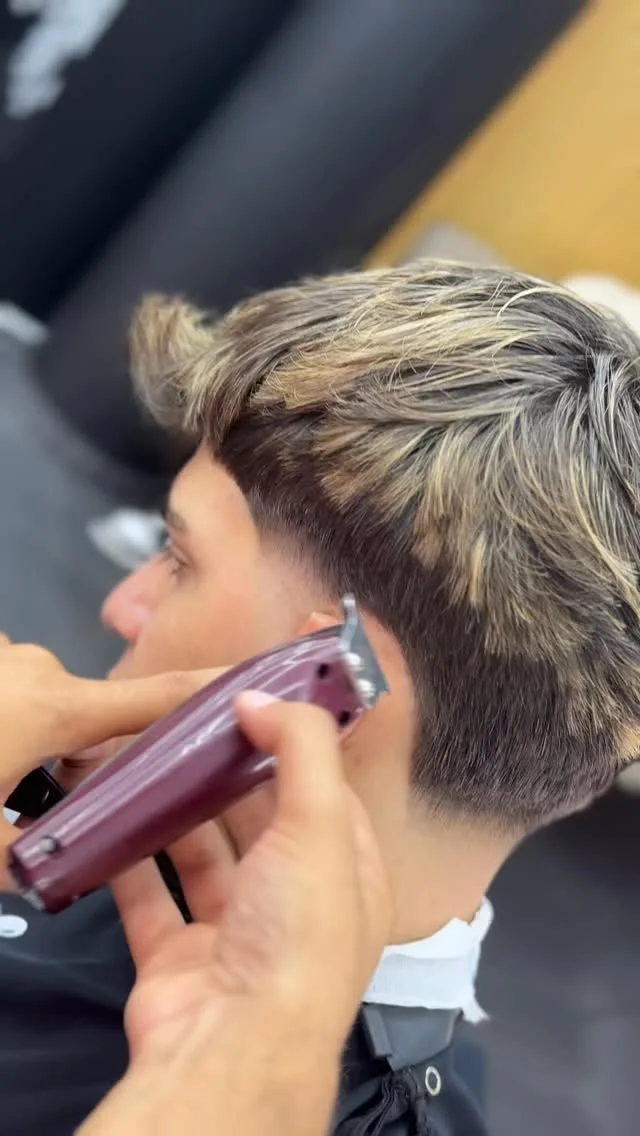Máquina a trabalhar no corte de cabelo na 351