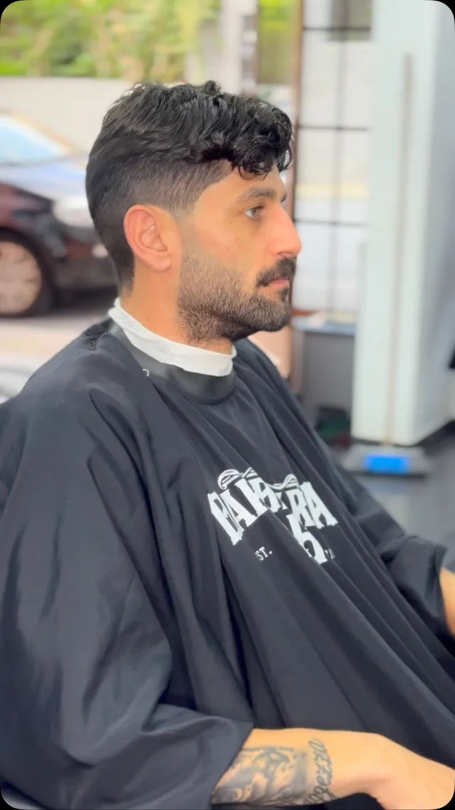 Contorno da barba de um cliente da 351, visto de perfil