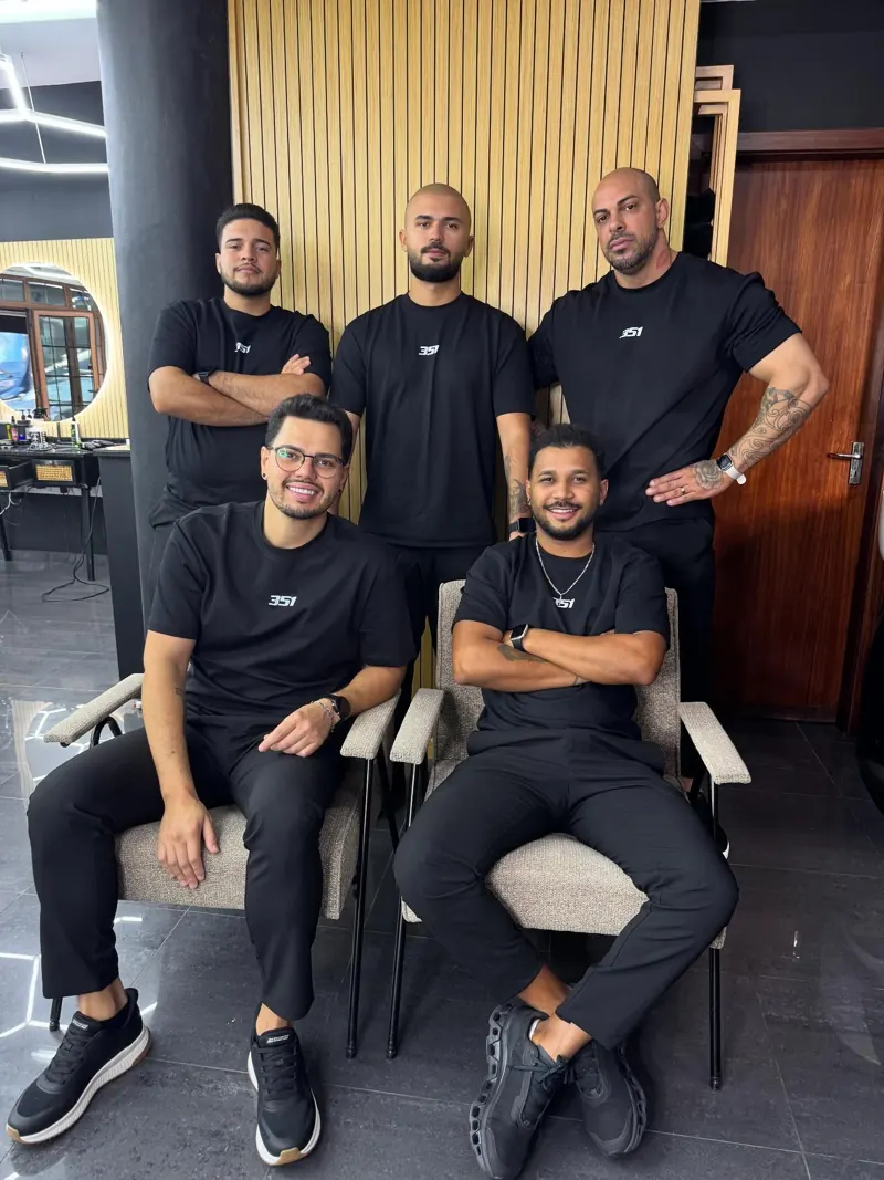 Fotografia de grupo da 351 Barbearia